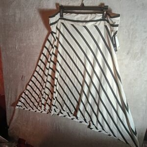 New Directions Woman 2X Black Cream Diagonal Stripe A-Line Midi Skirt